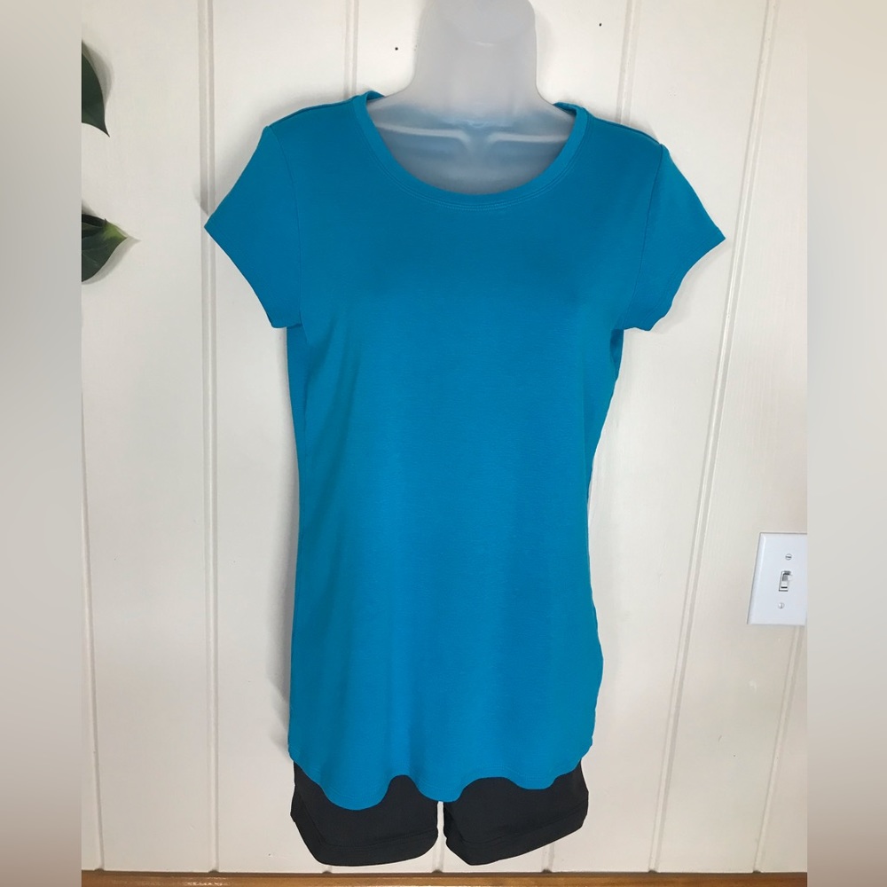 Ladies JCPenney Blue Round Neck Blouse
Size Large 12 - 14
Stretch Material 
100… - Picture 2 of 16
